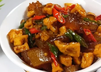 Resep Tumis Kikil Sapi ala warteg yang gurih pedas, murah meriah, dan mudah dibuat. Cocok sebagai menu hemat harian di rumah. (Foto: YouTube.com/Anggi Febriani)