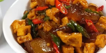 Resep Tumis Kikil Sapi ala warteg yang gurih pedas, murah meriah, dan mudah dibuat. Cocok sebagai menu hemat harian di rumah. (Foto: YouTube.com/Anggi Febriani)