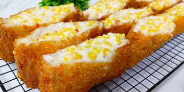 Roti Goreng Jasuke adalah camilan hemat dengan isian jagung susu keju yang lumer, renyah di luar, cocok untuk ide jualan dan teman ngopi. (Foto: Youtube / Ummu Faiz)