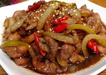 Resep teriyaki rumahan rasa HokBen yang manis, gurih, dan kental. Praktis dibuat, cocok untuk lauk harian dan bekal kerja. (Foto: Youtube / Dapur Mukbang)