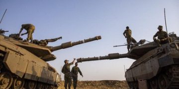 Laporan internasional menyebut produsen senjata meraup pendapatan besar di tengah konflik global. Permintaan melonjak akibat perang di Ukraina dan Gaza. (Foto: AP/Ariel Schalit)