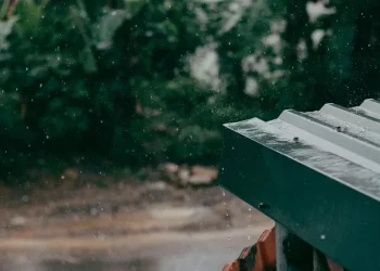 Tips praktis menciptakan rumah cozy saat musim hujan, lengkap dengan interior, pencahayaan, dan suasana yang hangat dan menenangkan.