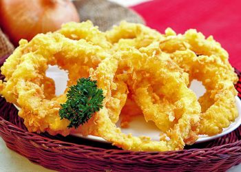 Resep onion ring renyah tanpa tepung roti. Hanya pakai bahan sederhana, hasilnya tetap crunchy dan gurih. Cocok untuk camilan hemat di rumah. (Foto: Dapur Kobe)