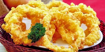 Resep onion ring renyah tanpa tepung roti. Hanya pakai bahan sederhana, hasilnya tetap crunchy dan gurih. Cocok untuk camilan hemat di rumah. (Foto: Dapur Kobe)