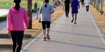 Banyak yang menyebut 10 ribu langkah sehari sebagai standar sehat. Lalu, berapa jumlah langkah yang ideal menurut dokter olahraga? Simak penjelasannya di sini. (Foto: tajuknasional.com)