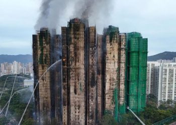 Pemerintah Hong Kong membentuk komite independen untuk menyelidiki kebakaran apartemen yang menewaskan 151 orang dan memeriksa dugaan renovasi tak sesuai standar. (Foto: REUTERS/Tyrone Siu)