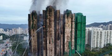 Pemerintah Hong Kong membentuk komite independen untuk menyelidiki kebakaran apartemen yang menewaskan 151 orang dan memeriksa dugaan renovasi tak sesuai standar. (Foto: REUTERS/Tyrone Siu)