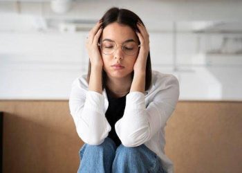 Kenali berbagai tanda penurunan kesehatan otak seperti sakit kepala, sulit bicara, hingga tremor untuk mendapatkan penanganan cepat dan tepat. (Foto: Freepik)