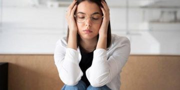 Kenali berbagai tanda penurunan kesehatan otak seperti sakit kepala, sulit bicara, hingga tremor untuk mendapatkan penanganan cepat dan tepat. (Foto: Freepik)