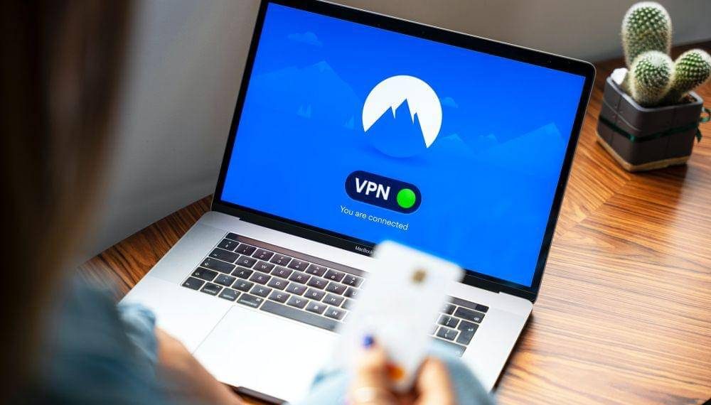 Laporan terbaru menunjukkan Gen Z jadi target utama VPN palsu yang membawa malware. Ketahui modus, risiko, dan cara menghindarinya. (Foto: Unsplash/Peter Lagson)