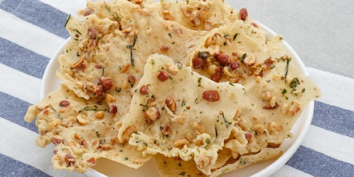 Peyek Kacang Super Renyah yang Garing Lama dan Bikin Nagih Resep peyek kacang super renyah dan gurih dengan trik agar tidak keras setelah dingin. Cocok untuk lauk dan camilan sehari hari. Mudah dibuat di rumah. (Foto: Detik Food)