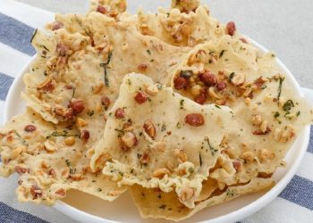 Resep peyek kacang super renyah dan gurih dengan trik agar tidak keras setelah dingin. Cocok untuk lauk dan camilan sehari hari. Mudah dibuat di rumah. (Foto: Detik Food)