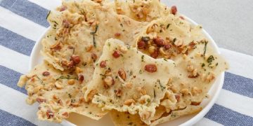 Resep peyek kacang super renyah dan gurih dengan trik agar tidak keras setelah dingin. Cocok untuk lauk dan camilan sehari hari. Mudah dibuat di rumah. (Foto: Detik Food)