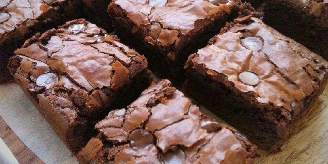 Fudgy Brownies 2 Telur, resep hemat dan mudah tanpa mikser. Brownies lembap, padat, dan lumer di tengah untuk pencinta cokelat sejati. (Foto: Cookpad)