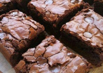 Fudgy Brownies 2 Telur, resep hemat dan mudah tanpa mikser. Brownies lembap, padat, dan lumer di tengah untuk pencinta cokelat sejati. (Foto: Cookpad)
