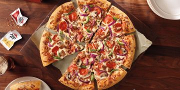 Beragam promo makanan dan minuman akhir tahun hadir dari HokBen, Pizza Hut, Fore Coffee dan lainnya. Simak daftar promo yang bisa jadi pilihan. (Foto: dok Yum! Brand)