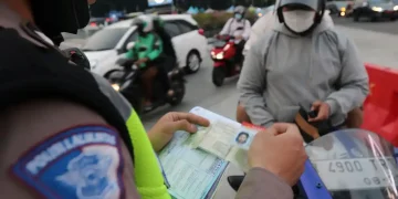 Polisi menghentikan sementara penindakan tilang di Aceh, Sumut, dan Sumbar. Fokus dialihkan untuk evakuasi warga dan pembukaan akses bantuan. (Foto: WARTA KOTA/HENRY LOPULALAN)