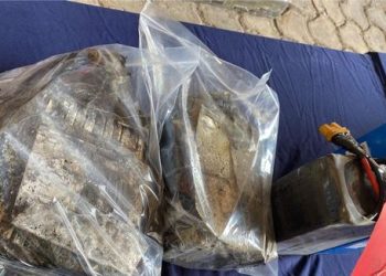 Polisi mengungkap barang bukti kebakaran Terra Drone di Jakarta Pusat, termasuk baterai drone berjelaga dan APAR hangus. (Foto: Wildan Noviansah/detikcom)