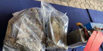 Polisi mengungkap barang bukti kebakaran Terra Drone di Jakarta Pusat, termasuk baterai drone berjelaga dan APAR hangus. (Foto: Wildan Noviansah/detikcom)