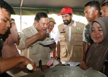 Saat kunjungan ke posko pengungsian Aceh, Prabowo Subianto mencicipi masakan ikan tongkol untuk memastikan gizi dan kelayakan makanan bagi pengungsi. (Foto: ANTARA FOTO/IRWANSYAH PUTRA)