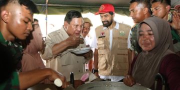 Saat kunjungan ke posko pengungsian Aceh, Prabowo Subianto mencicipi masakan ikan tongkol untuk memastikan gizi dan kelayakan makanan bagi pengungsi. (Foto: ANTARA FOTO/IRWANSYAH PUTRA)