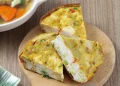 Resep omelete tahu gurih dan renyah, campuran telur dan tahu yang praktis, hemat, tinggi protein, cocok untuk menu harian keluarga. (Foto: Sajian Sedap)