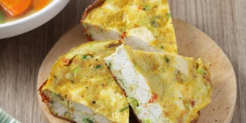 Resep omelete tahu gurih dan renyah, campuran telur dan tahu yang praktis, hemat, tinggi protein, cocok untuk menu harian keluarga. (Foto: Sajian Sedap)