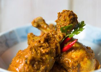 Resep rendang ayam gurih meresap dengan santan kental dan bumbu lengkap. Praktis dimasak, cocok jadi menu makan malam keluarga. (Foto: iStock)