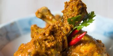 Resep rendang ayam gurih meresap dengan santan kental dan bumbu lengkap. Praktis dimasak, cocok jadi menu makan malam keluarga. (Foto: iStock)