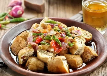 Resep bumbu tahu gejrot asam pedas manis khas Cirebon yang seimbang dan mudah dibuat. Praktis, hemat, dan rasanya bikin nagih.
