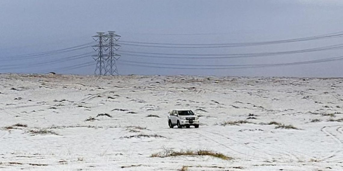 Fenomena langka terjadi di Arab Saudi saat salju turun di wilayah utara akibat cuaca dingin ekstrem. (Foto: AP/STR)