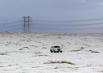 Fenomena langka terjadi di Arab Saudi saat salju turun di wilayah utara akibat cuaca dingin ekstrem. (Foto: AP/STR)