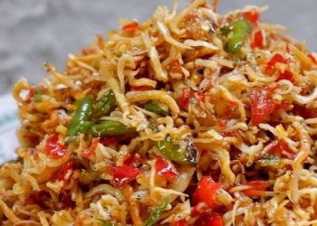 Resep Sambal Krispi pedas gurih dengan bahan sederhana. Cocok untuk ide jualan hemat dan mudah dibuat hanya dalam 30 menit.