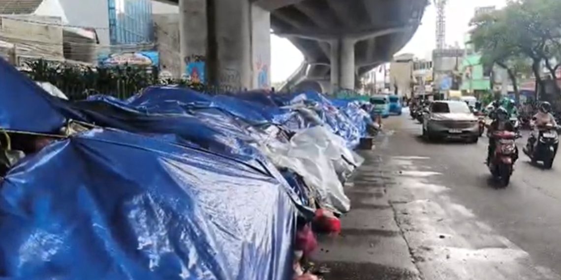 Sampah menggunung di jalan utama Tangsel akibat TPA penuh, pakar sarankan teknologi reduksi sampah. (Foto: Okezone)