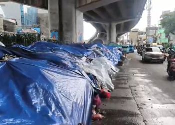Sampah menggunung di jalan utama Tangsel akibat TPA penuh, pakar sarankan teknologi reduksi sampah. (Foto: Okezone)