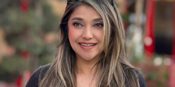 Sarah Azhari menegaskan tidak punya tips awet muda dan mengajak masyarakat tidak mudah menilai visual orang lain. (Foto: Instagram sazarita)