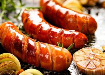 Resep sosis bakar bumbu BBQ smokey manis gurih yang praktis, hemat, dan mudah dibuat. Cocok untuk camilan sore, bakaran, atau ide jualan. (Foto: Detik Food)