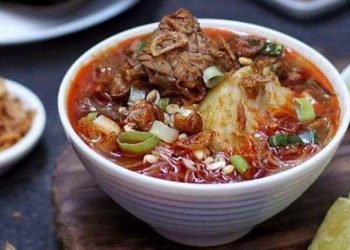 Resep soto daging tauco gurih dan harum, cocok untuk makan malam hangat. Kuahnya nikmat, bahan sederhana, dan mudah dibuat di rumah.