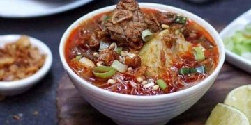 Resep soto daging tauco gurih dan harum, cocok untuk makan malam hangat. Kuahnya nikmat, bahan sederhana, dan mudah dibuat di rumah.