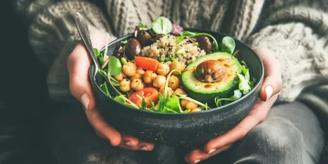 Sejumlah tren makanan sehat diprediksi booming pada 2026, mulai dari beauty foods hingga creatine. Simak daftar lengkap dan alasannya di sini. (Foto: iStock/Site Culinary)