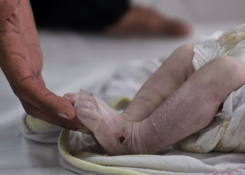 Seorang bayi pengungsi di Gaza meninggal akibat hipotermia di tengah dingin ekstrem dan keterbatasan hidup di tenda pengungsian. (Foto: Anadolu)