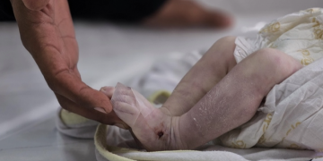 Seorang bayi pengungsi di Gaza meninggal akibat hipotermia di tengah dingin ekstrem dan keterbatasan hidup di tenda pengungsian. (Foto: Anadolu)