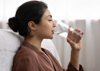 Air hangat atau air dingin, mana yang lebih efektif untuk menurunkan berat badan? Simak penjelasan ahli gizi dan data medis tentang manfaat keduanya. (Foto: Getty Images/iStockphoto/fizkes)