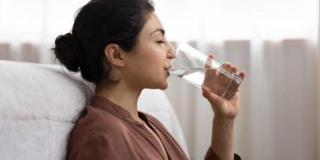 Air hangat atau air dingin, mana yang lebih efektif untuk menurunkan berat badan? Simak penjelasan ahli gizi dan data medis tentang manfaat keduanya. (Foto: Getty Images/iStockphoto/fizkes)