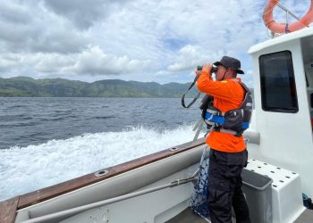 Basarnas memperpanjang operasi pencarian pelatih Valencia CF Martin Carreras yang hilang di Labuan Bajo. Keluarga korban ikut turun memantau lokasi kejadian. (Foto: Liputan6.com/Ola Keda)