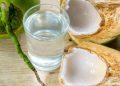 Air kelapa murni punya indeks glikemik rendah, tetapi penderita diabetes tetap perlu membatasi porsinya. (Foto: iStock)