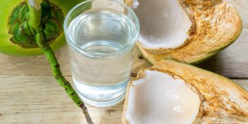 Air kelapa murni punya indeks glikemik rendah, tetapi penderita diabetes tetap perlu membatasi porsinya. (Foto: iStock)
