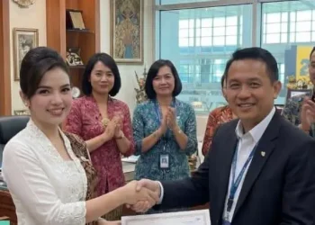Kisah Nisa yang viral sebagai pramugari gadungan berakhir haru setelah mendapat tawaran pendidikan pramugari gratis. (Foto: beritajurnalis.net)