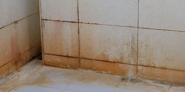 Keramik kamar mandi menguning meski rutin dibersihkan Cek penyebab utamanya dan temukan solusi tepat agar lantai kembali bersih dan cerah. (Foto: Getty Images/iStockphoto/joey333)