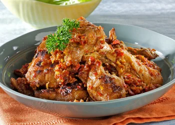 Resep ayam bakar mercon pedas manis dengan sambal super nendang. Bumbu meresap, aromanya menggoda, cocok untuk makan ramean. (Foto: Sajian Sedap)